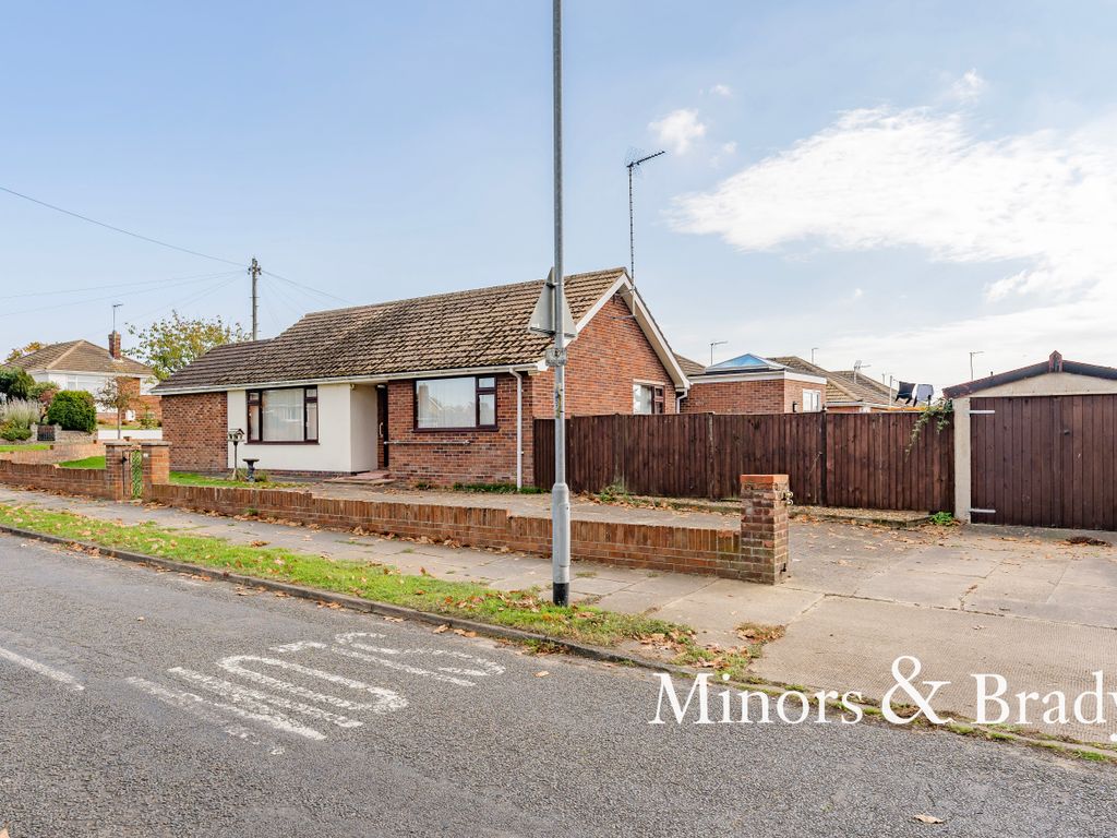 2 bed detached bungalow for sale in Higher Drive, Lowestoft NR32 Zoopla