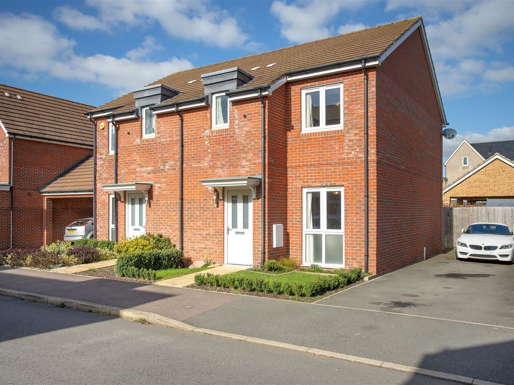 3 bed semidetached house to rent in Greensleeves Drive, Berryfields