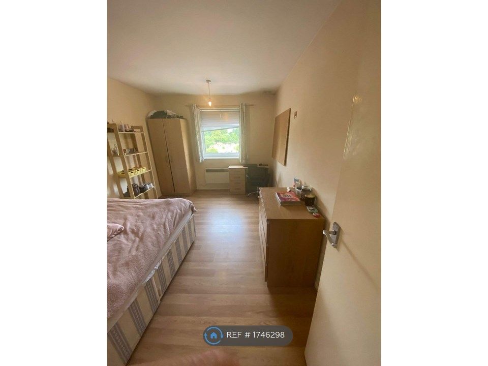 Room to rent in St Judes Road, Englefield Green TW20 Zoopla