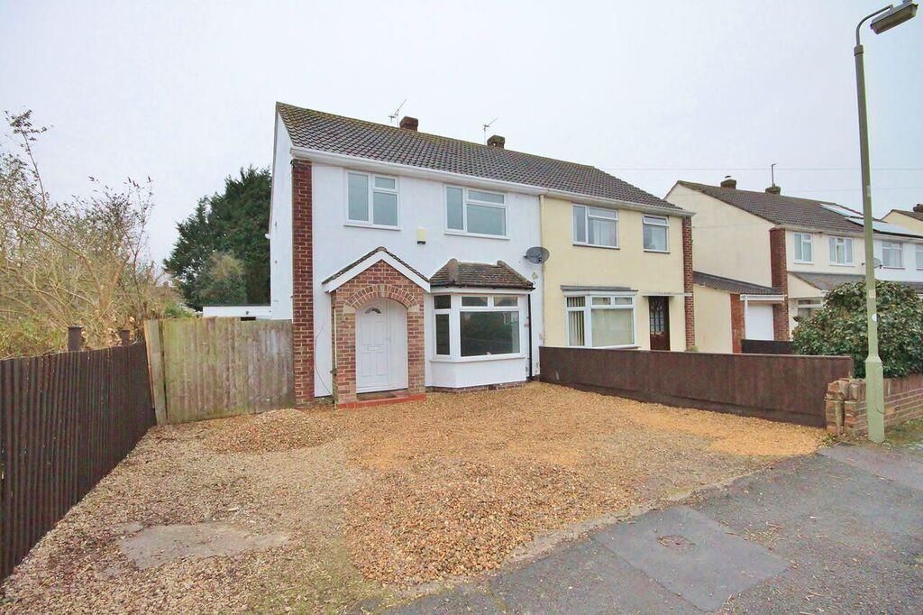 3 bed semidetached house to rent in Kingsway Drive, Kidlington OX5, £