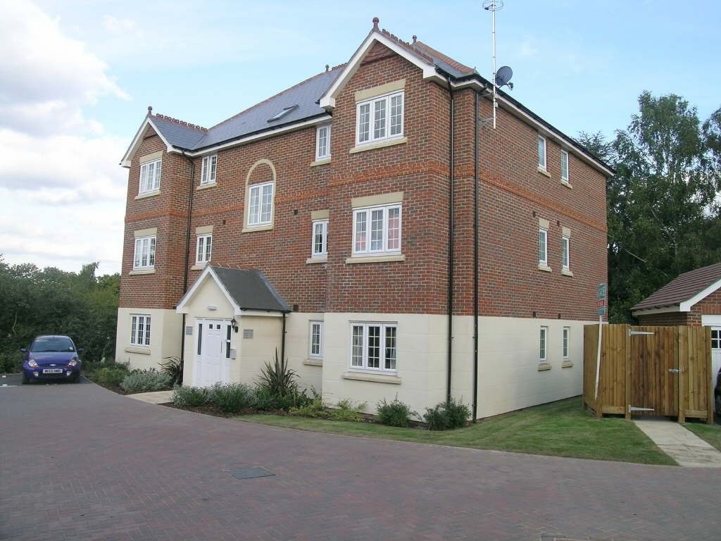 2 bed flat to rent in Horsecroft Way, Tilehurst, Reading, Berkshire