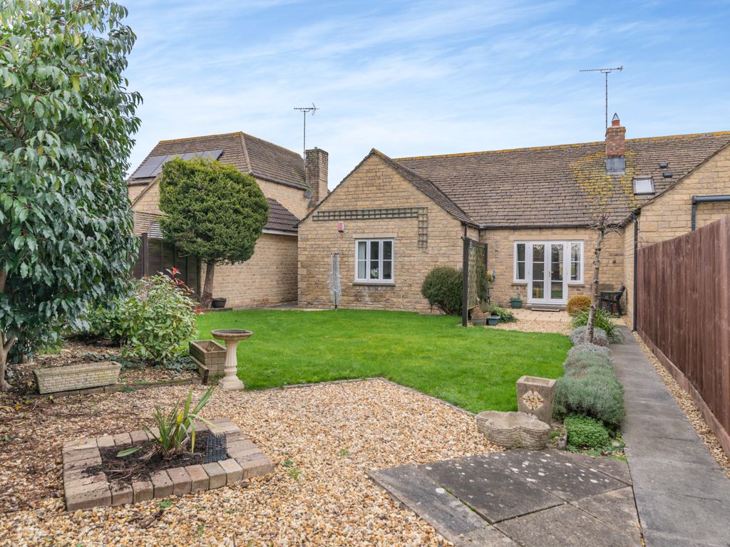 2 bed bungalow for sale in Millennium Way, Cirencester, Gloucestershire
