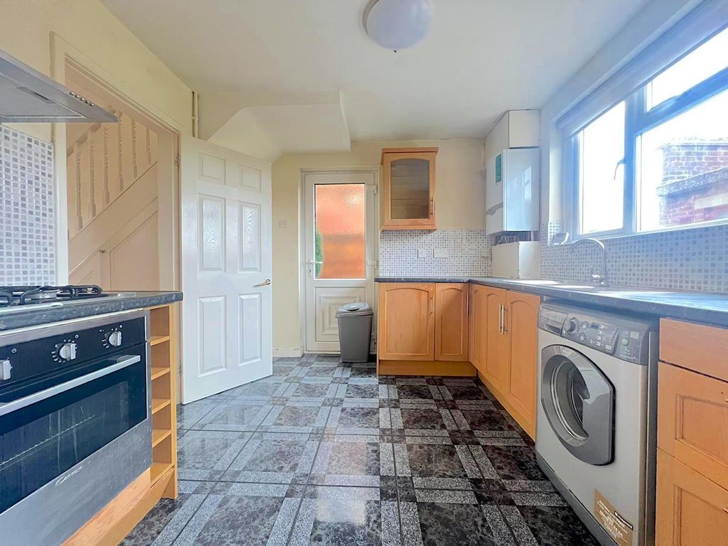 3 bed flat to rent in Gobions Avenue, Romford RM5 Zoopla