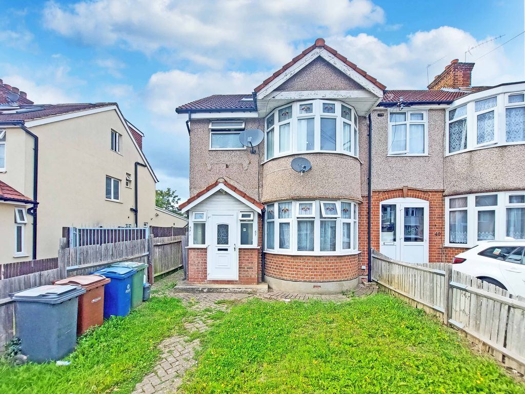 2 bed for sale in Windsor Crescent, Harrow HA2, £325,000