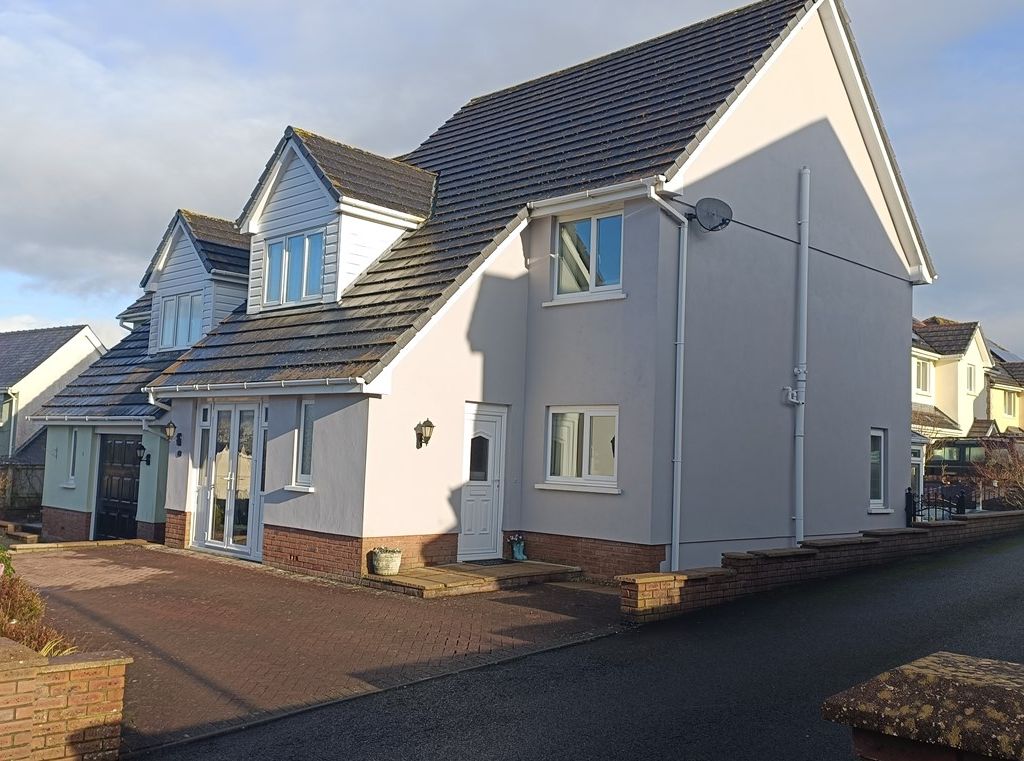 3 bed detached house for sale in Parc Y Ffynnon, Ferryside SA17, £