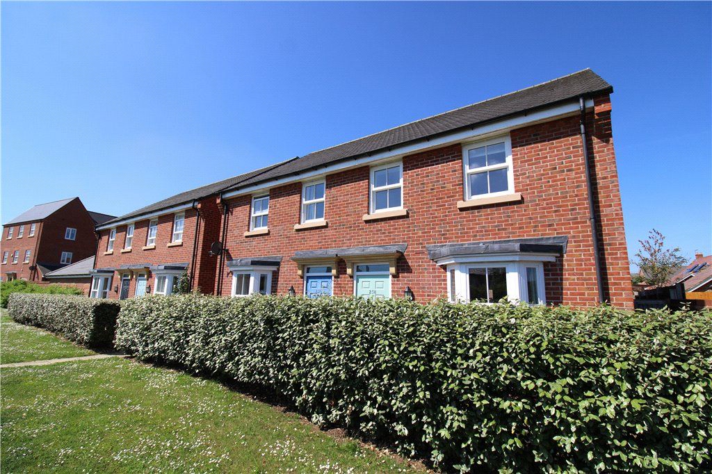 3 bed semidetached house to rent in Greenkeepers Road, Great Denham