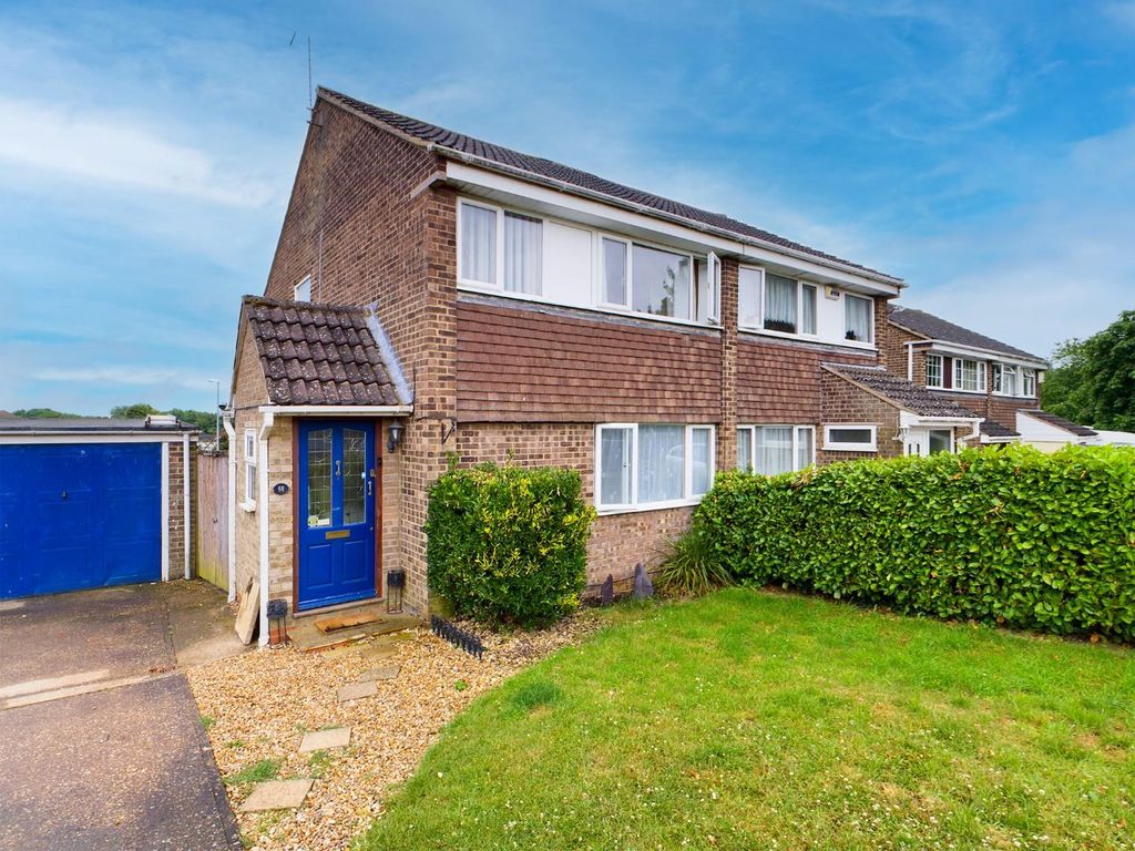 3 bed semidetached house for sale in Lowick Court, Moulton