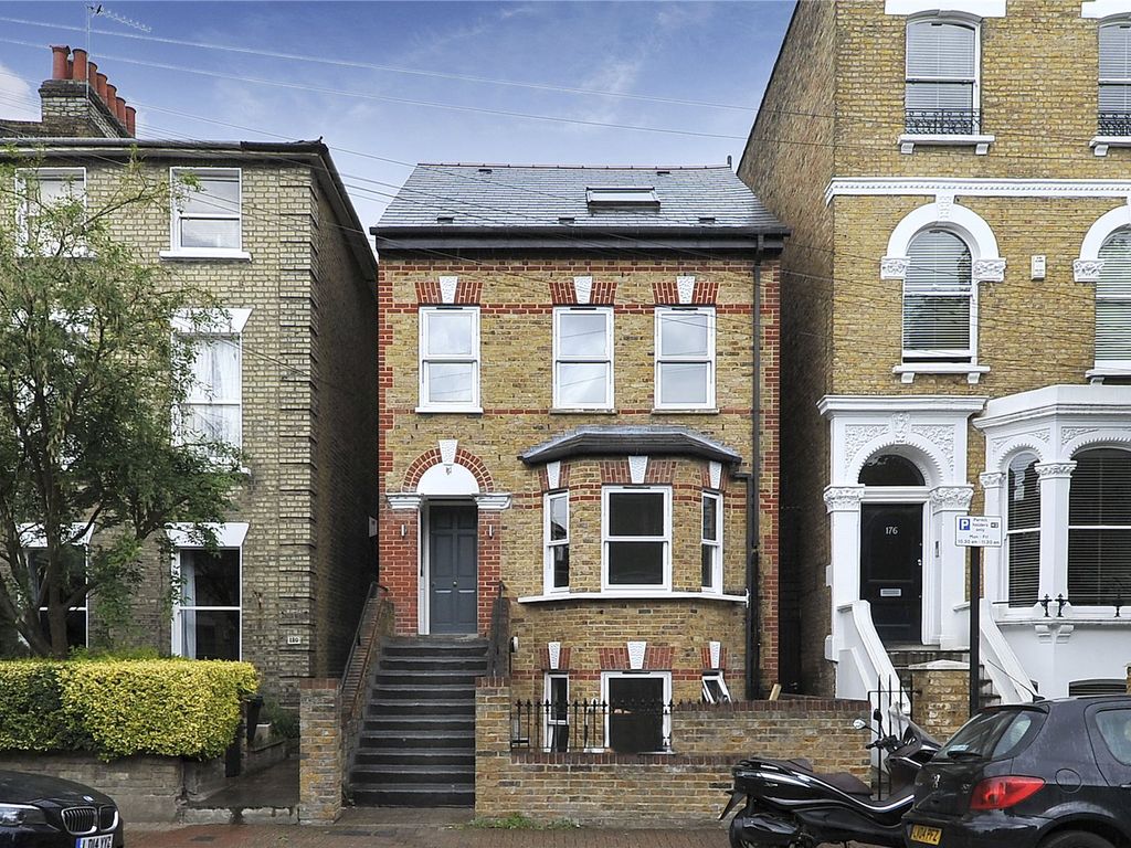 3 bed flat to rent in Ramsden Road, Clapham, London SW12, £3,450 pcm