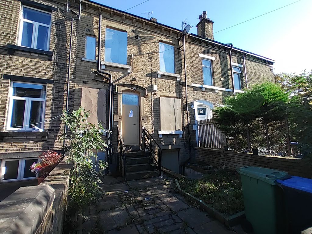 4 bed terraced house for sale in Vine Terrace East, Bradford BD8, £