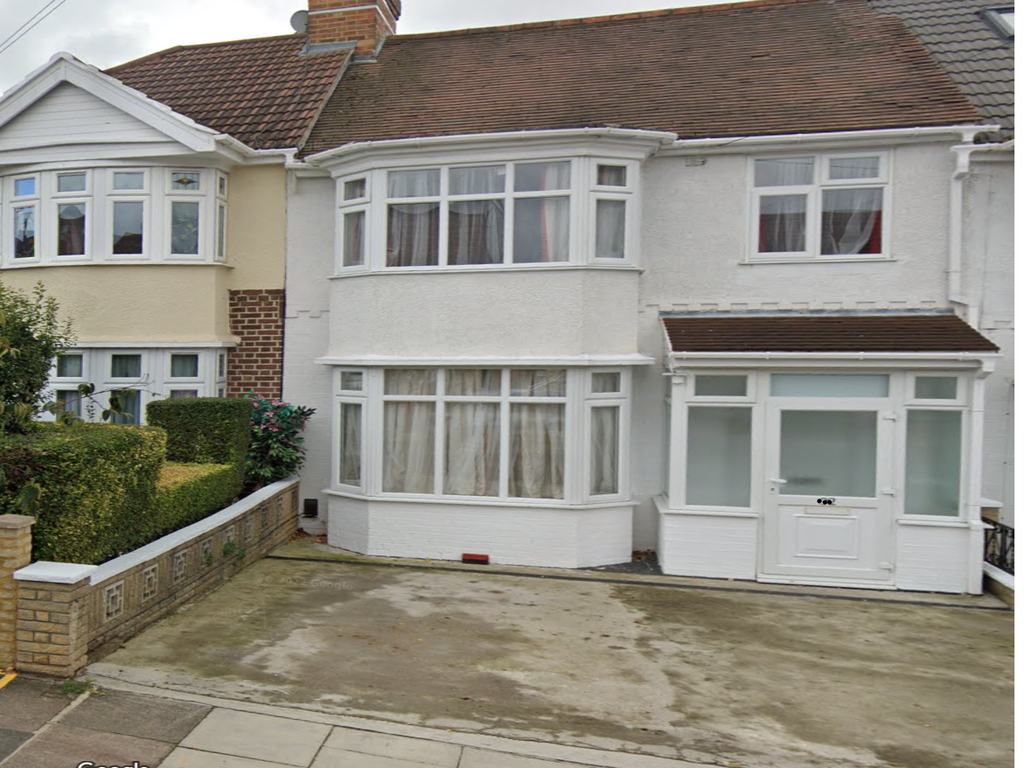 5 bed semidetached house to rent in Rydal Crescent, Perivale