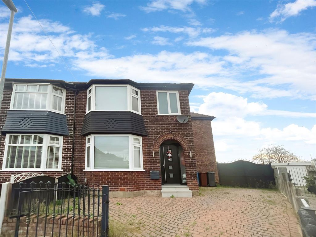 3 bed semidetached house for sale in Halsey Close, Chadderton, Oldham