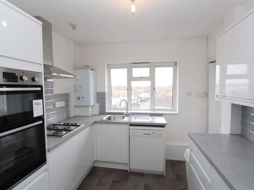 3 bed flat for sale in Stanley Avenue, New Malden KT3, £315,000 Zoopla