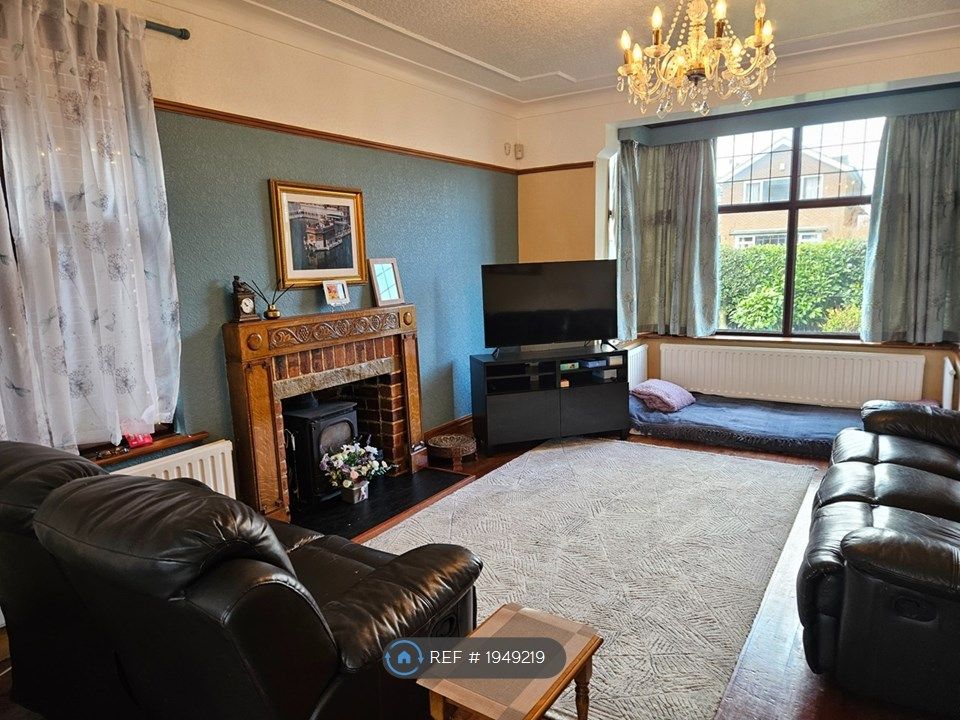 2 bed flat to rent in Park Avenue, Crossgates, Leeds LS15, £1,100 pcm