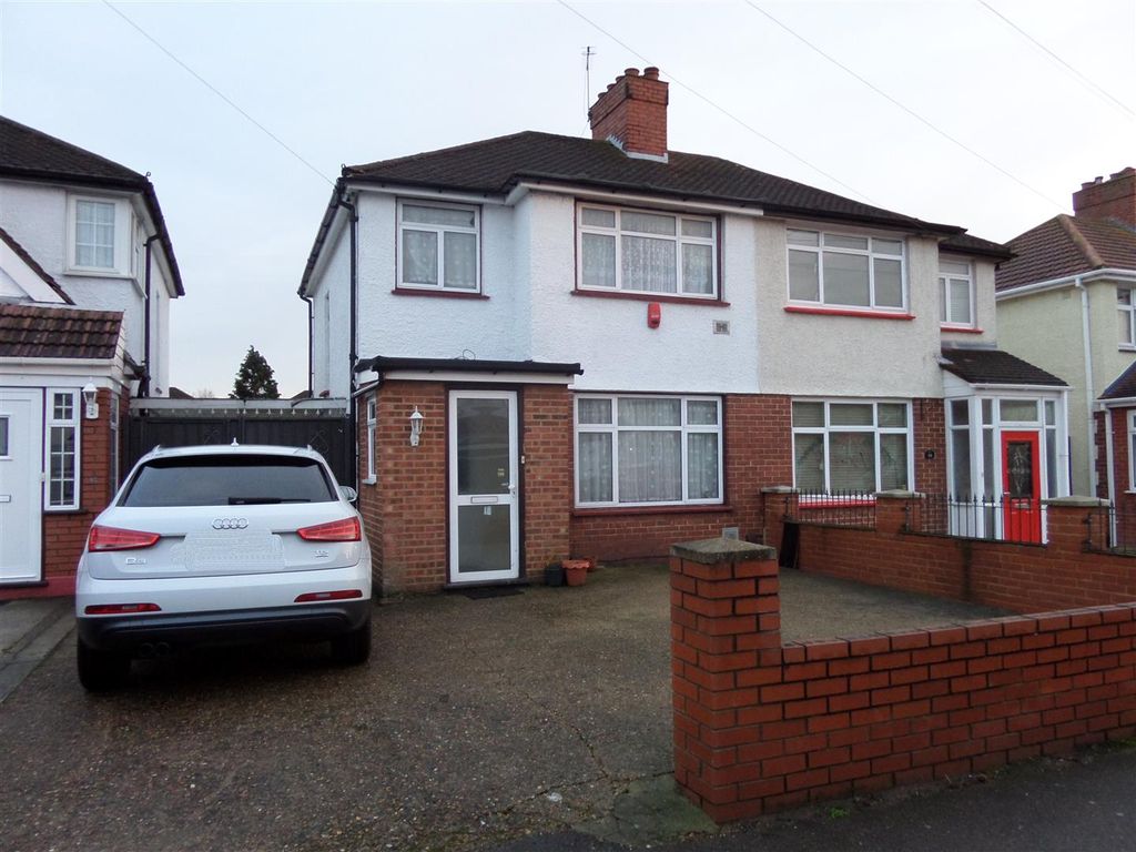 3 bed semidetached house to rent in Cranford Drive, Hayes, Middlesex