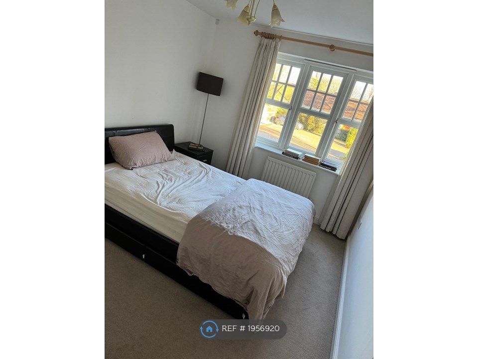 Room to rent in Alexandra Mansions, Epsom KT17, £700 pcm Zoopla
