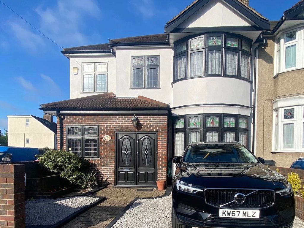 4 bed end terrace house for sale in Blackbush Avenue, Chadwell Heath