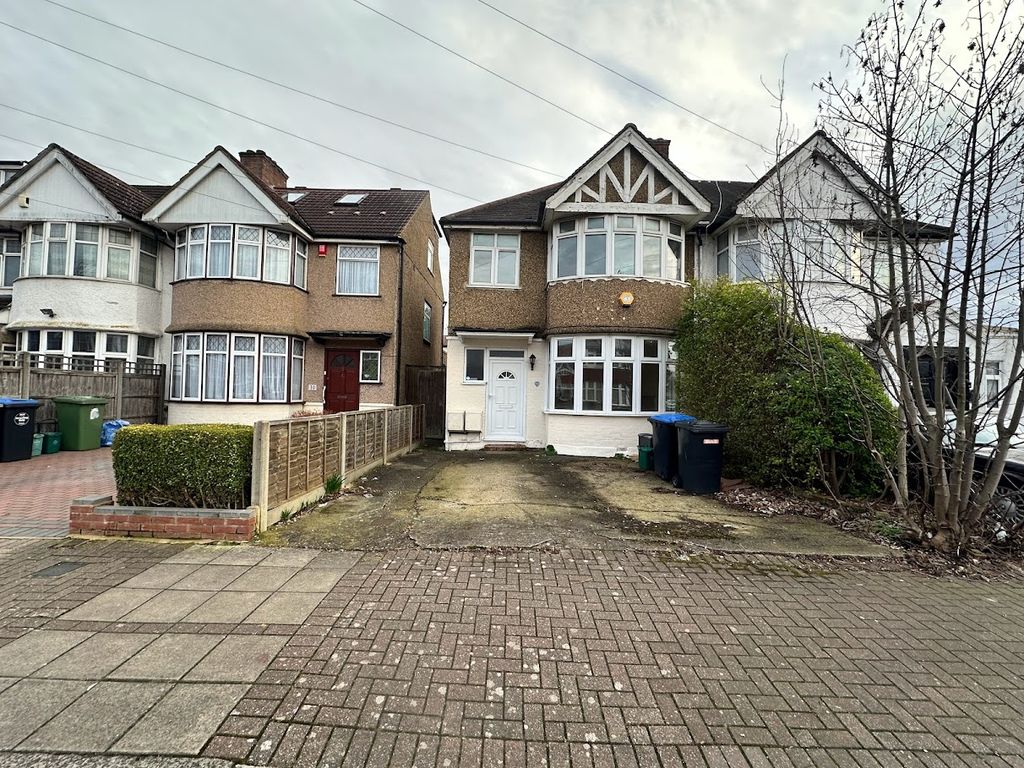 4 bed semidetached house to rent in Girton Avenue, London NW9, £2,427