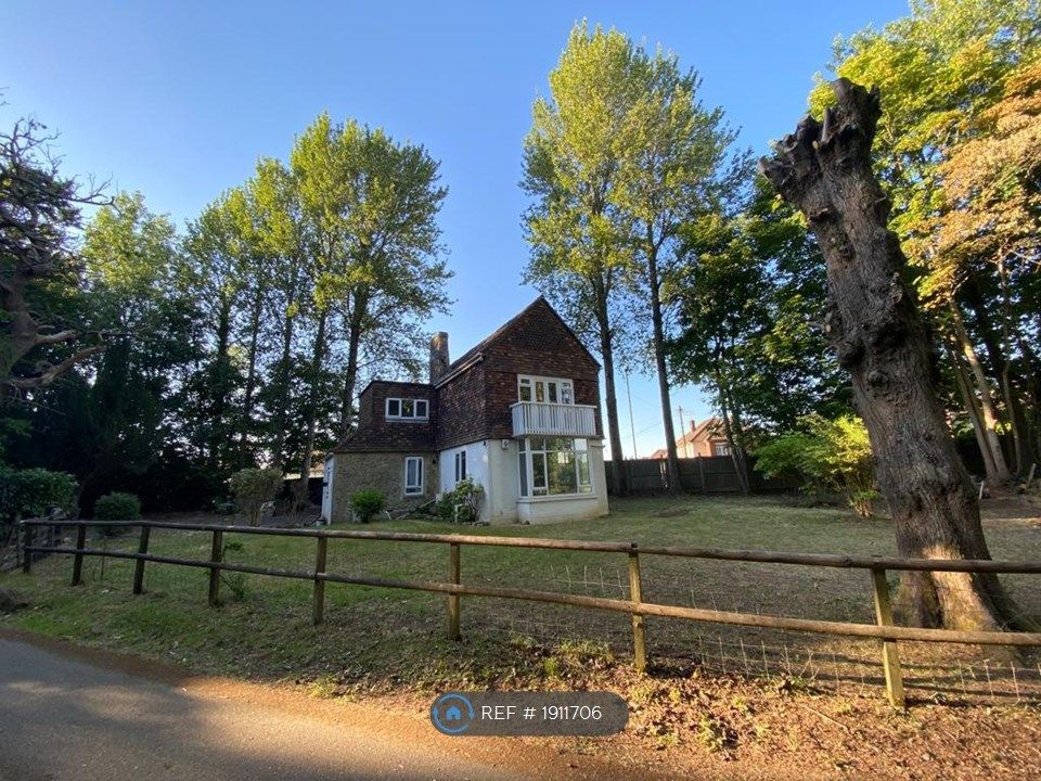 3 bed detached house to rent in Castle Street, Bletchingley, Redhill