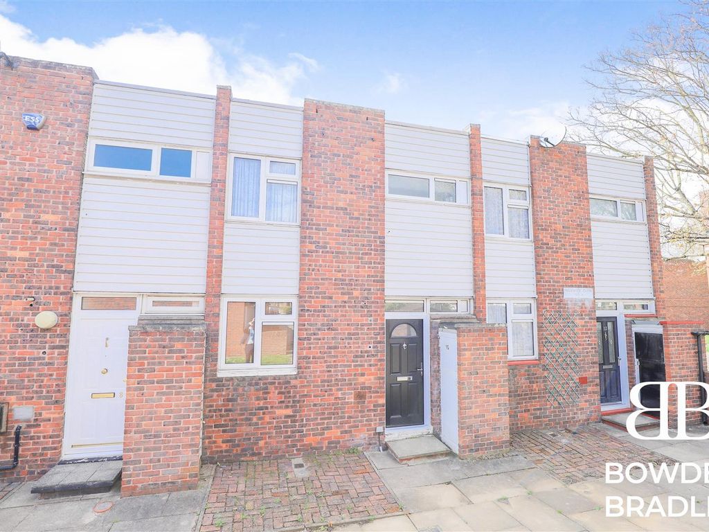 3 bed terraced house for sale in Inglewood Close, Ilford IG6 Zoopla