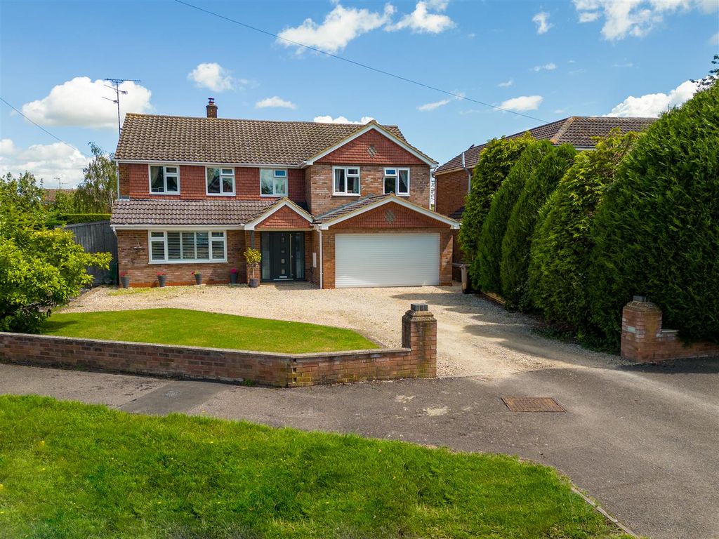 5 bed detached house for sale in Bodiam Close, Bedgrove, Aylesbury HP21 Zoopla