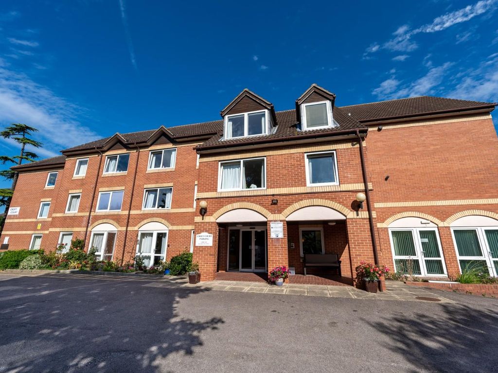 2 bed flat for sale in Croft Court, Braintree Road, Dunmow CM6, £