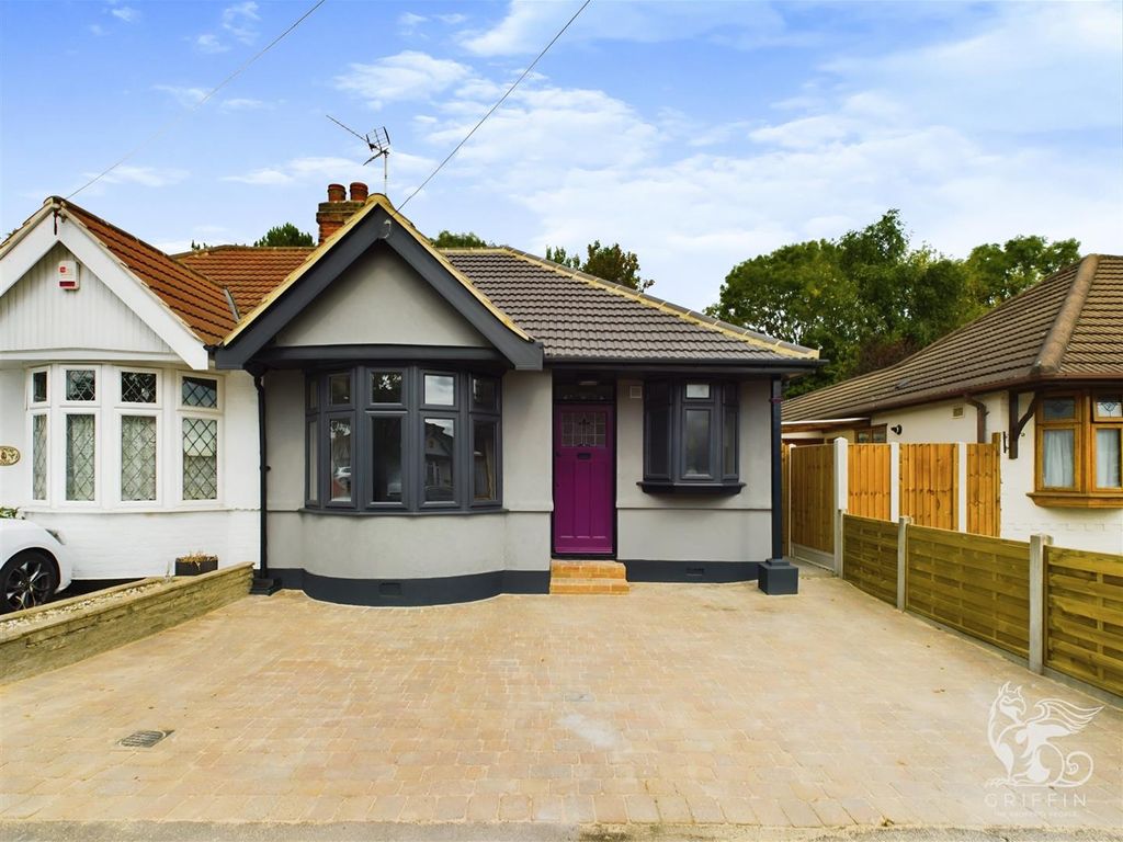 2 bed semidetached bungalow for sale in Howard Road, Upminster RM14, £