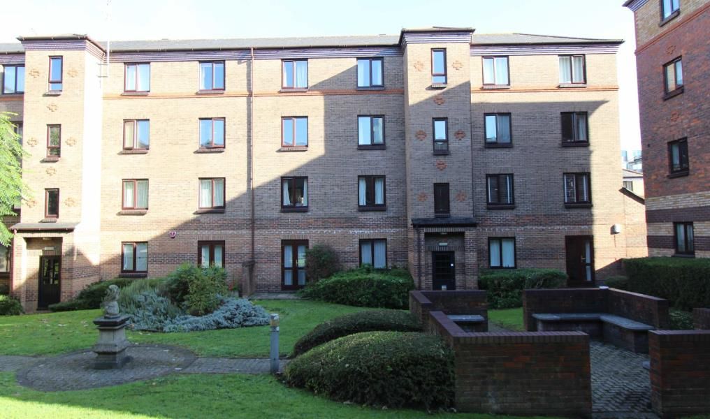 2 bed flat to rent in Somerset Street, Redcliffe, Bristol BS1, £1,350