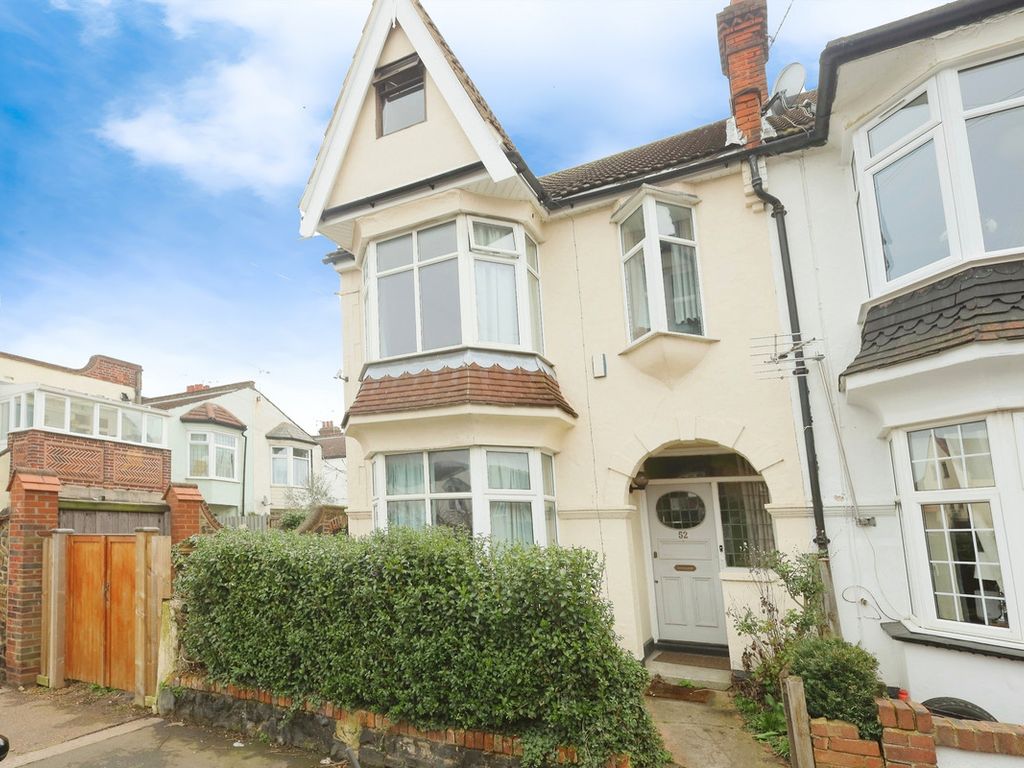 5 bed end terrace house for sale in Oakleigh Park Drive, LeighOnSea