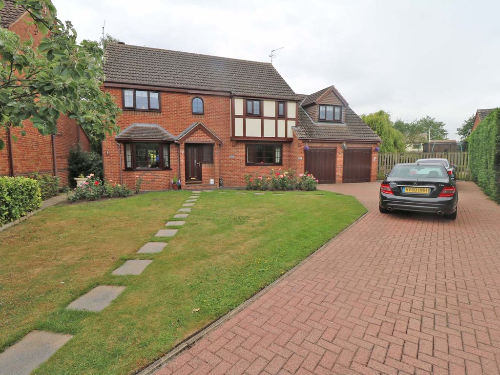 4 bed detached house for sale in Westmoreland Close, Westwoodside