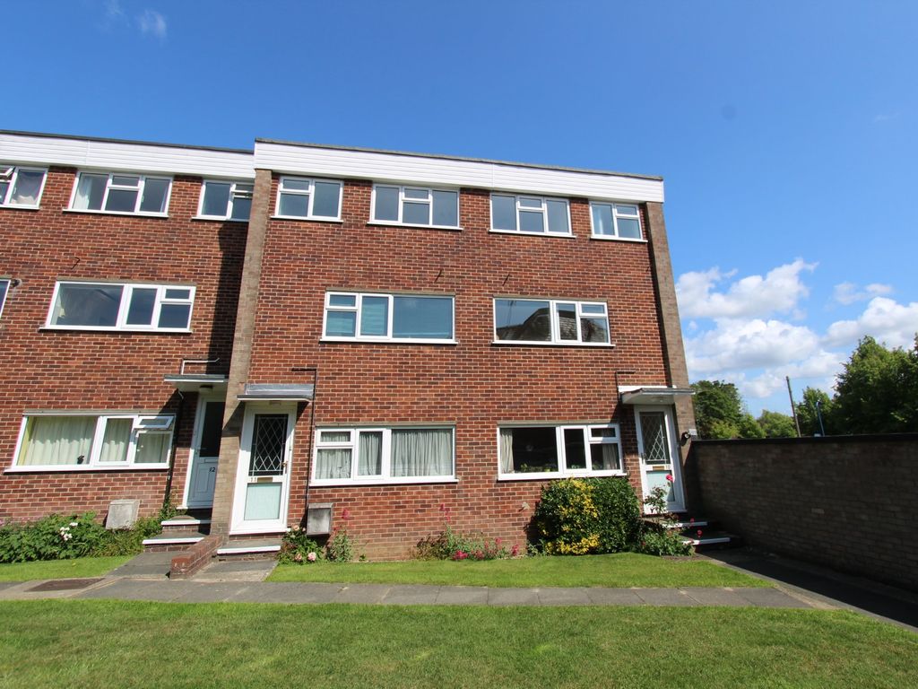 2 bed flat to rent in Winton Court, Winton Road, Petersfield, Hampshire