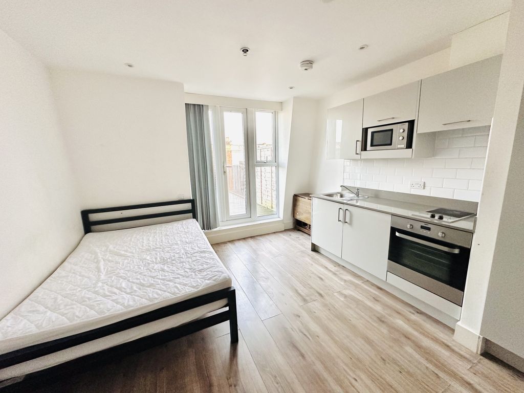 Studio to rent in Kilburn High Road, London NW6, £1,400 pcm Zoopla