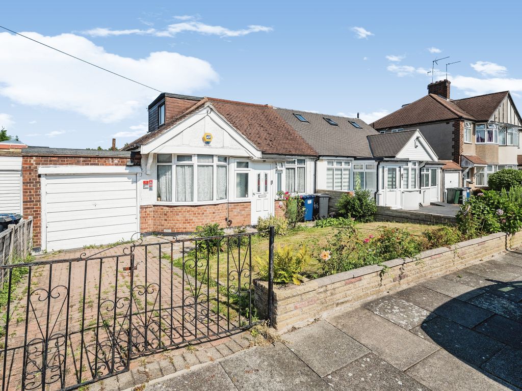 4 bed semidetached bungalow for sale in Haslemere Avenue, EN4