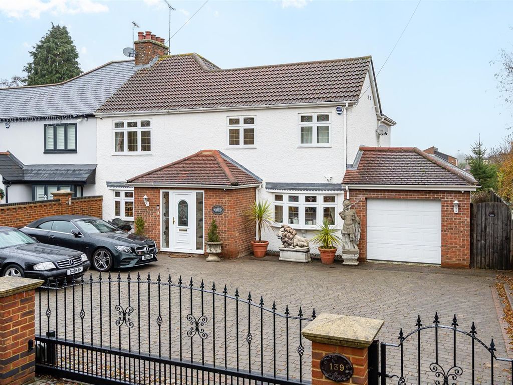 5 bed semidetached house for sale in Hertford Road, Stevenage SG2, £
