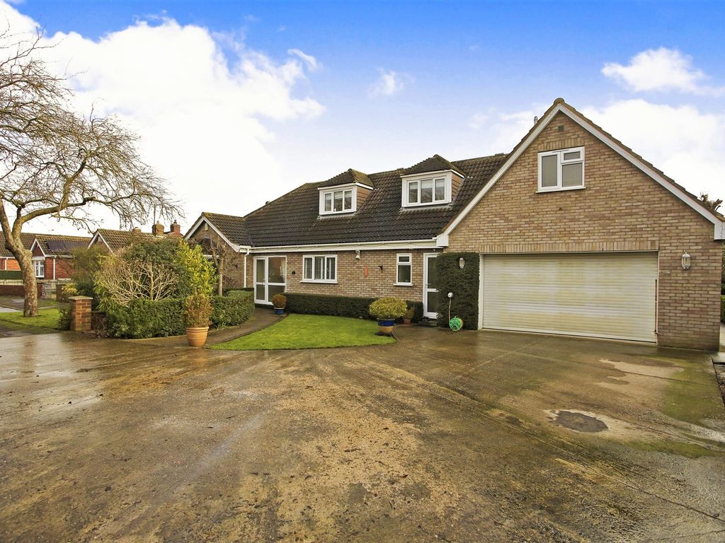 6 bed detached house for sale in Haddon Close, Stanground, Peterborough