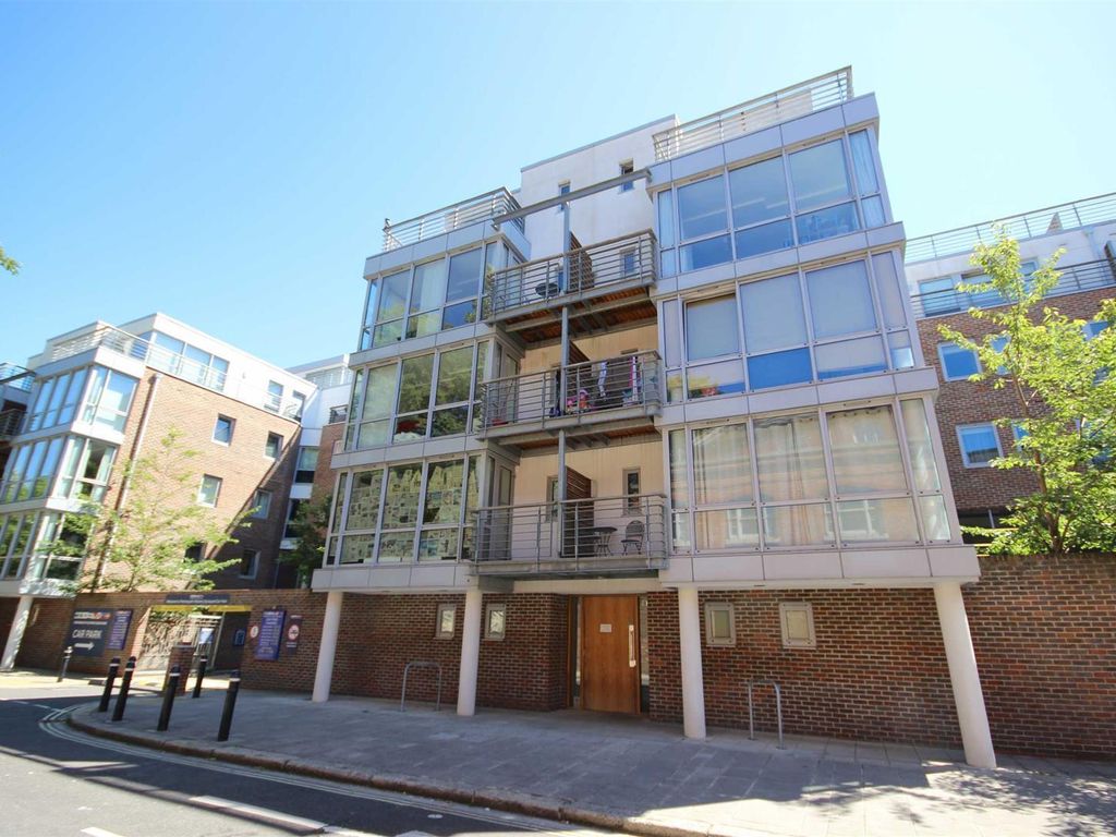 2 bed flat to rent in Admiralty Road, Portsmouth PO1, £1,350 pcm Zoopla