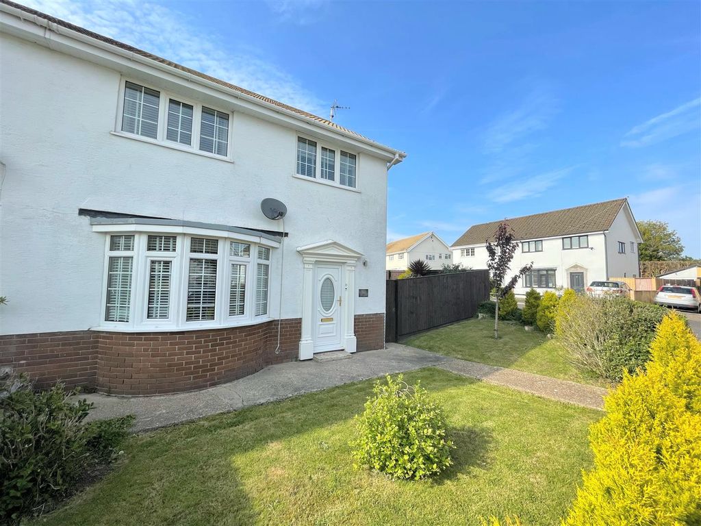 3 bed semidetached house for sale in Eastlands Park,