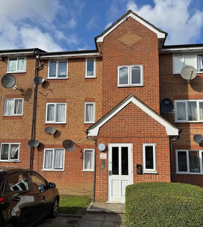 1 bed flat to rent in Streamside Close, London N9, £1,300 pcm Zoopla