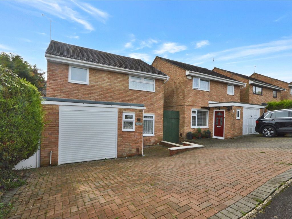 3 bed detached house for sale in Bodiam Drive, West Swindon SN5, £