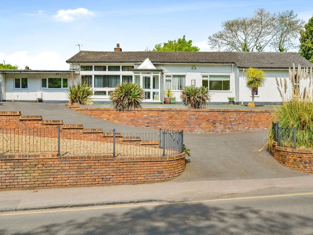 4 bed villa for sale in Trent Valley Road, Lichfield, Staffordshire