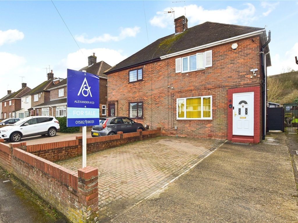 3 bed semidetached house for sale in Jeans Way, Dunstable