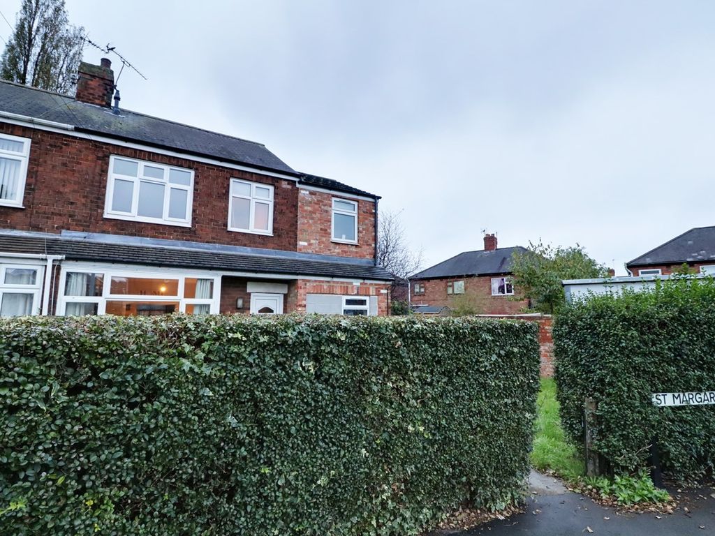 4 bed semidetached house for sale in St Margarets Walk, Scunthorpe