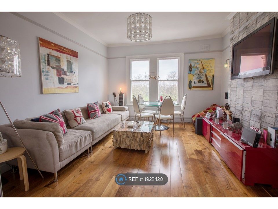 Room to rent in Wandsworth Common West Side, London SW18, £1,050 pcm