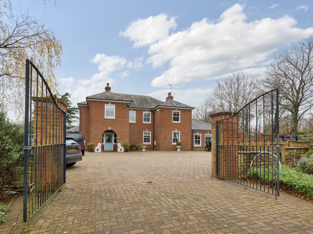 5 bed country house for sale in Northampton Road, Brixworth NN6, £