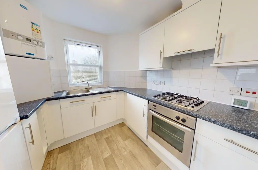 2 bed flat to rent in Lakers Rise, Banstead SM7, £1,400 pcm Zoopla