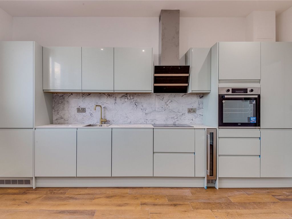 2 bed flat to rent in Fulham Palace Road, London SW6, £2,500 pcm Zoopla