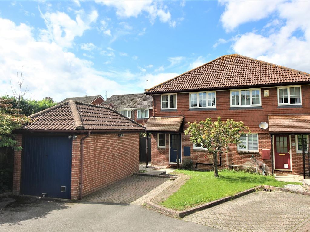 3 bed semidetached house for sale in Goldcrest Way, Tilehurst, Reading