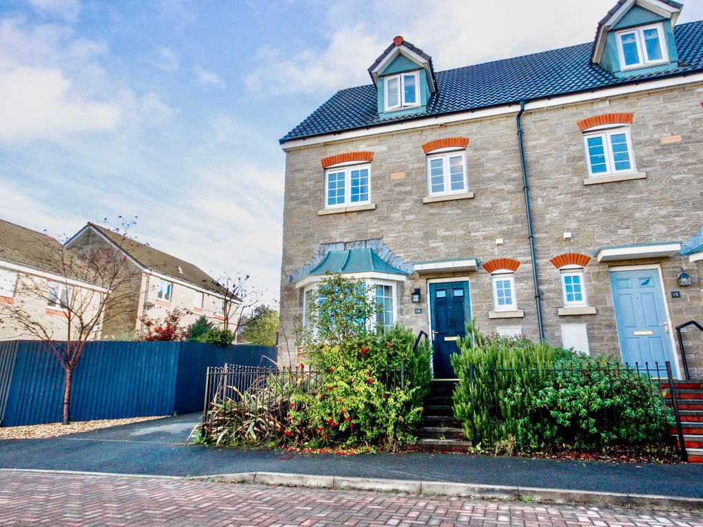 4 bed semidetached house for sale in Tirfilkins Close, Pontllanfraith