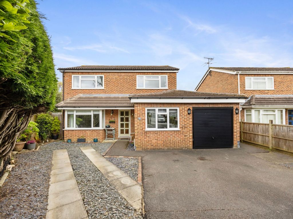 5 bed detached house for sale in Hutchins Way, Horley RH6, £700,000