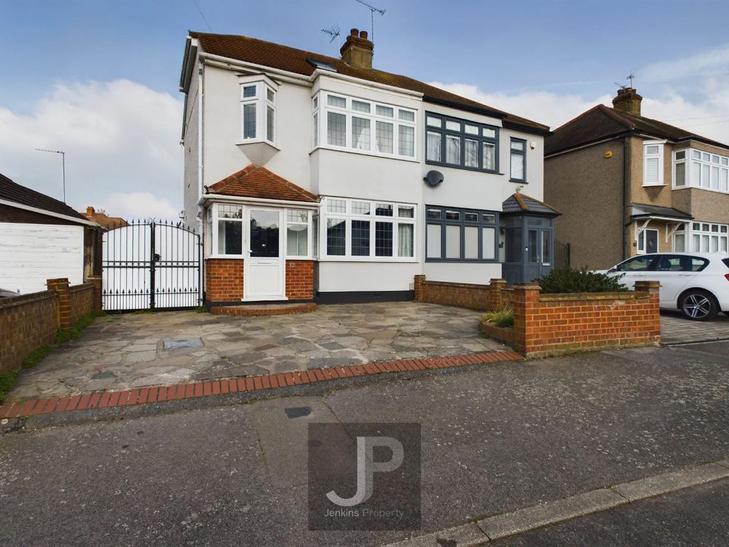 4 bed property for sale in Primrose Glen, Hornchurch RM11, £600,000