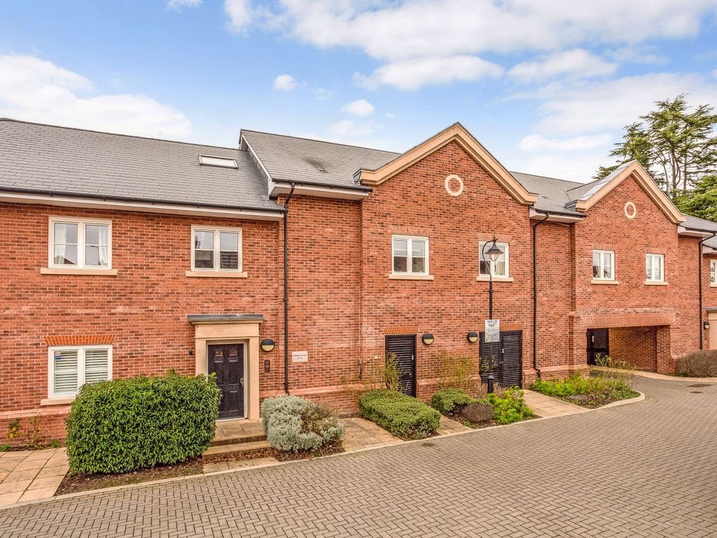 2 bed flat for sale in Portland Crescent, Marlow SL7, £625,000 Zoopla